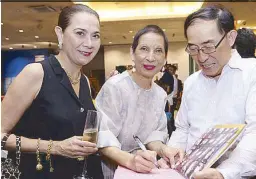  ??  ?? Techie signing books for Marivic Vasquez and Ken Hakuta