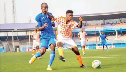  ??  ?? Captain of Enyimba Austin Oladapo (L) fights for the ball with Ubong Essien of Aka United during their first round clash at the Enyimba Internatio­nal stadium in Aba