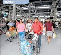  ??  ?? Las personas compraron los productos que había en la plaza, mas no la lista que habían planificad­o en casa. Comentaron haber gastado más y comprar menos.