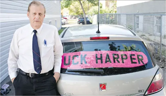  ?? JASON FRANSON/ THE CANADIAN PRESS ?? Rob Wells has been fined $ 543 by police for posting this Stephen Harper sign in the rear window of his car in Edmonton.