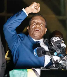  ?? PHOTO AFP ?? Emmerson Mnangagwa a réservé son premier discours public de futur président à quelques centaines de partisans enthousias­tes réunis devant le siège du parti zimbabwéen au pouvoir, la Zanu-pf.
