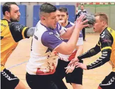  ?? FOTO: JOCHEN EMDE ?? Die HSG Hiesfeld/Aldenrade (weißes Trikot) und der VfB Homberg spielen auch künftig in einer Oberliga mit 14 Teams.