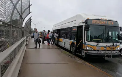  ?? NANCY LANE / HERALD STAFF FILE ?? ROUND AND ROUND: The MBTA’s plan to add 60 buses, possibly with operating and maintainin­g them going up for bid, has pols and union officials seeing red.