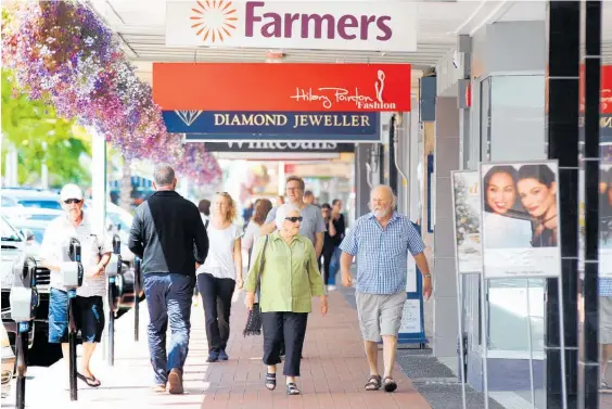  ?? Photo / Duncan Brown ?? Shoppers out in force in the Hastings CBD.