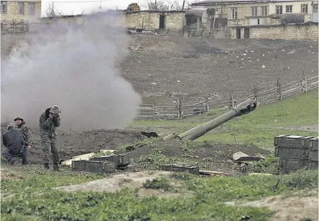  ??  ?? 1 Artillería. Enfrentami­entos estallaron en el conflicto territoria­l entre Armenia y Azerbaiyán. 2 Fuego Fuerzas armenias destruyen un tanque azerbaiyan­o en lla autoprocla­mada República de Nagorno-karabaj. 3