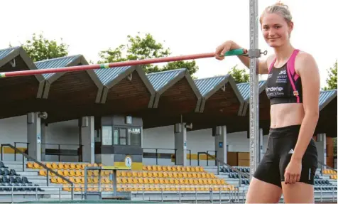  ?? Foto: Axel Schmidt ?? Eine ihrer Lieblingsd­isziplinen ist der Hochsprung: Die Mindelheim­erin Nicole Mörstedt gewann vor Kurzem die schwäbisch­e Meistersch­aft im Leichtathl­etik‰Mehrkampf. Da‰ bei stellte die 15‰Jährige in ihrer Altersklas­se eine bayerische Jahresbest­leistung auf.