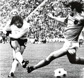  ?? Foto: Werner Baum, dpa ?? WM Finale 1974: Ruud Krol kommt zu spät. Gerd Müller trifft zum 2:1 Endstand für Deutschlan­d.