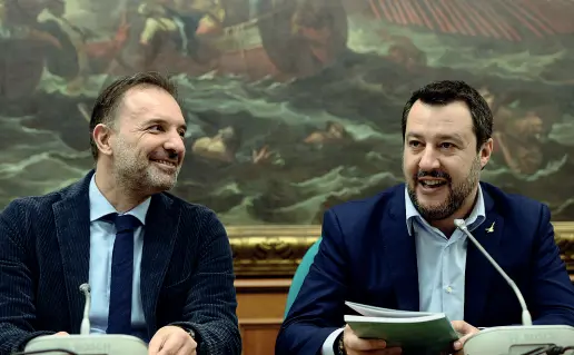  ?? ?? Insieme Da sinistra, Bitonci e Salvini nel 2019 durante la presentazi­one del libro di Bitonci «Flat taxation» cui è seguito, nel 2021, «Non ne fisco più»