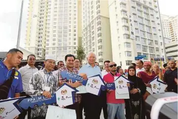  ?? PIX BY AHMAD IRHAM MOHD NOOR ?? Prime Minister Datuk Seri Najib Razak with owners of 1Malaysia Civil Servants Housing (PPA1M) units in Putrajaya yesterday.