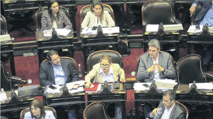  ?? Daniel Jayo ?? La diputada Graciela Camaño ayer en el recinto de la Cámara baja, donde la oposición argumentó que la iniciativa oficial desequilib­raba el Código Penal