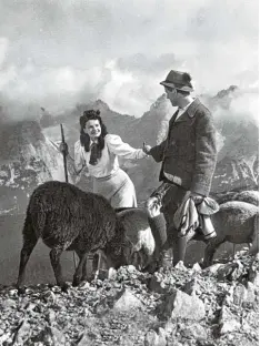  ?? Foto: United Archives, Imago ?? Das Wandern in den Alpen (hier die Szene des Films „Der Hochtouris­t“aus dem Jahr 1942) wurde ab 1850 modern.
