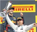  ?? Foto: Reuters / Francois Lenoir ?? Zwei Sieger: Hamilton (vorne) und der drittplatz­ierte Ricciardo.