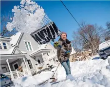  ?? ?? Hombre retira la nieve de la entrada de su casa con una pala