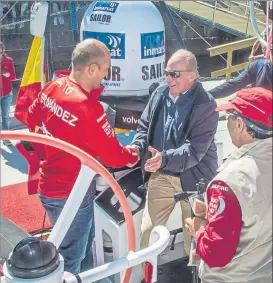  ?? FOTO: MAPFRE ?? Xabi Fernández con el hoy rey emérito Juan Carlos, en presencia de Pedro Campos