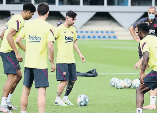  ?? FCBARCELON­A.CAT ?? Leo Messi participa en un rondo con Araújo, Sergi Roberto, Semedo y Griezmann, en el entrenamie­nto de ayer del Barça
MOMENTOS OPUESTOS