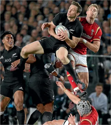  ?? PHOTOSPORT ?? All Blacks fullback Ben Smith secures the high ball in the 39-21 win at Eden Park last night.