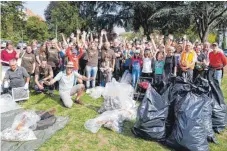  ?? FOTO: BRIGITTE GEISELHART ?? Wer soviel Müll gesammelt hat, darf stolz auf sich sein: 75 Häfler Helfer waren beim Rhine-Clean-Up-Tag beteiligt - und haben 40 Säcke an Müll gesammelt.