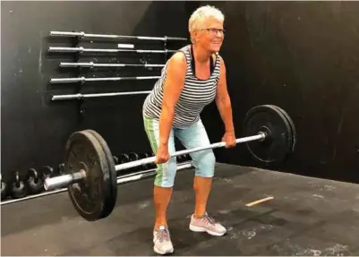  ?? FOTO: FRANK LEANDRO AR FREDRIKSEN ?? Inger Maria Schmidt (77) fra Lillesand har tre døtre, fire barnebarn og fire oldebarn. Hun hadde sin første trening med crossfit i februar.