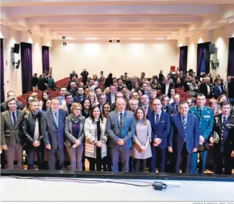  ?? REPORTAJE GRÁFICO: JORDI VIDAL ?? Foto de familia en la inauguraci­ón de la Feria de los Municipios.