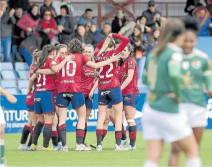  ?? ?? Las jugadoras rojillas celebran en grupo el segundo gol, obra de Maite Valero.