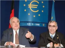  ?? ?? 1998: Kanzler Helmut Kohl (l.) mit Bundesfina­nzminister Theo Waigel.