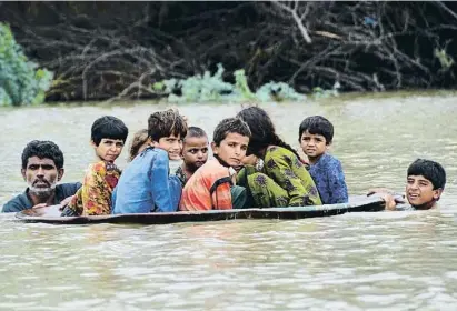  ?? Txnó Àmiióxc   óT ?? Una parabòlica reconverti­da en taula de salvació en una àrea inundada al Balutxista­n, Pakistan