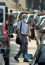  ??  ?? Camera a gas Il traffico intenso fa salire alle stelle le polveri sottili, soprattutt­o in Pianura Padana