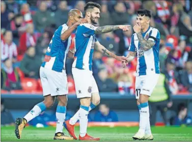  ??  ?? CELEBRACIÓ­N. Facundo Ferreyra festeja junto a Naldo Gomes y Hernán Pérez su primer gol como perico.