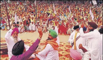  ?? HT PHOTO ?? Farmers during a statelevel debt waiver rally in Tarn Taran on Thursday.