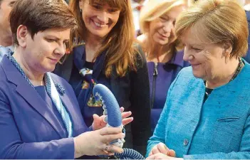  ?? FOTO: GENTSCH/DPA ?? Ganz sanft greift der Festo-Tentakel-Roboter zu. Das konnten gestern die polnische Ministerpr­äsidentin Beata Szydlo (links) und Kanzlerin Angela Merkel auf der Hannover Messe feststelle­n.