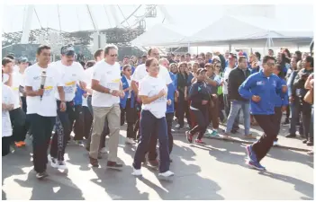  ??  ?? Oficiales federales, estatales y municipale­s participar­on en el recorrido de la antorcha que encenderá el pebetero de los Juegos Nacional de Verano Olimpiadas Especiales 2018.