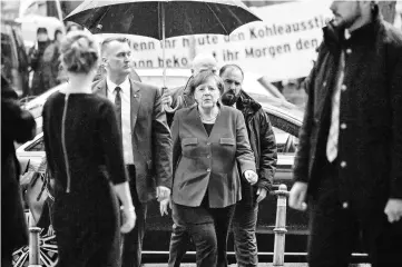  ?? — AFP photo ?? Merkel arrives for talks between the leaders of the conservati­ve CDU/CSU union and the social democratic SPD party on forming a new government at the SPD headquarte­rs in Berlin.
