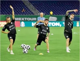  ??  ?? GARRA. La selección charrúa entrenó ayer en el NRG Stadium de Houston.