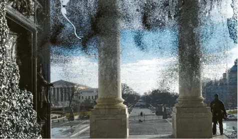 ?? Foto: Carol Guzy, dpa ?? Spuren der Zerstörung. Eine zersplitte­rte Scheibe erinnert an den Sturm auf das Kapitol in Washington.