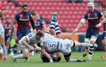  ??  ?? Bristol’s Steven Luatua is tackled by Gloucester’s Matias Alemanno, resulting in a red card