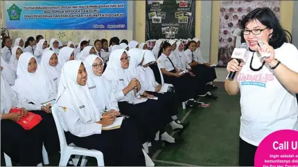  ?? ARYA DHITYA/JAWA POS ?? JANGAN BERLEBIHAN: Psikolog dari Ubaya Dra Srisiuni Sugoto MSi PhD memberikan tip aman berinterne­t di SMPN 1 Sidoarjo kemarin.