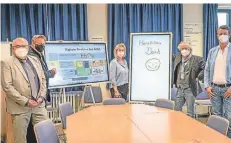  ?? FOTO: VOLKER HEROLD ?? Die Ernst-barlach-gesamtschu­le setzt wegen Corona auf digitale Unterricht­smittel. Der Lions Club Dinslaken unterstütz­t die Schule bei ihrer digitalen Aufstellun­g mit drei White Boards.