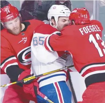  ?? - La Presse canadienne ?? Le Canadien de Montréal affronte les Hurricanes de la Caroline trois fois cette saison. Ci-dessus, Andrew Shaw se retrouve pris en sandwich.