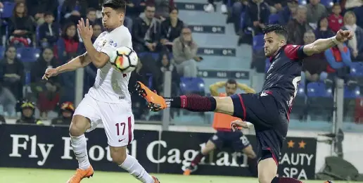  ??  ?? Decisivo L’attaccante turco Cengiz Under, 21 anni, a sinistra nella foto, autore del gol con cui i gialloross­i sono riusciti a passare ieri sera a Cagliari