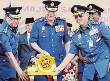  ??  ?? Sultan of Perak Sultan Nazrin Muizzuddin Shah launching the Internatio­nal Firefighte­rs Day in Ipoh yesterday. With him are Urban Wellbeing, Housing and Local Government Minister Tan Sri Noh Omar (left), Perak Menteri Besar Datuk Seri Dr Zambry Abd...