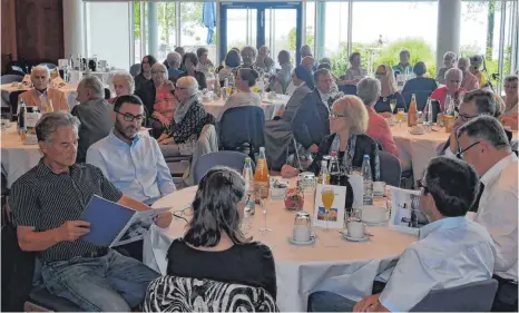  ?? FOTO: GEISELHART ?? Gute Stimmung, voller Saal: Viele Festgäste feiern das 25-jährige Bestehen des Bürgerbüro­s Kontakt 3 mit.