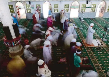  ??  ?? MASJID pondok turut digunakan sebagai masjid mukim untuk solat Jumaat.