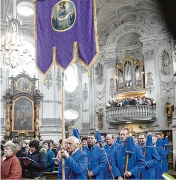  ?? Foto: Gerlinde Drexler ?? Die Mitglieder des Blauen Bundes tragen beim feierliche­n Rundgang die Fahne.