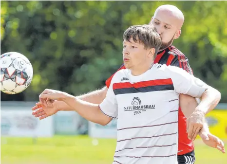  ?? FOTO: THOMAS WARNACK ?? Ömer Arpac (hinten) und der SC Türkiyemsp­or entführen beim 3:2-Erfolg in Hoßkirch (vorne Sebastian Halder) die Punkte.