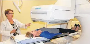  ?? SALTWIRE NETWORK FILE PHOTO ?? Corinne Bell, a nuclear medicine co-ordinator with the QEH, demonstrat­es the hospital's SPECT/CT camera with Sheila Driscoll, QEH Foundation.