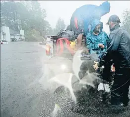  ??  ?? Impactos y pérdida Voluntario­s de Carolina del Norte ayudan a rescatar a residentes de sus hogares inundados durante el huracán
Florence el pasado mes de septiembre