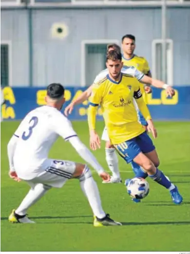  ?? CÁDIZ CF ?? El capitán Javi Pérez encara a Marcos Ruiz.