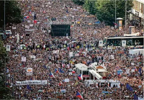  ?? (LUKAS KABON/ANADOLU AGENCY/GETTY IMAGES) ?? Manifestat­ion, le 4 juin dernier à Prague, contre la présidence Babis.