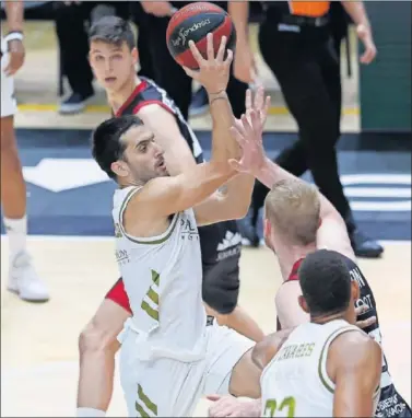  ??  ?? Campazzo, base del Madrid, lanza ante Hlinason, pívot del Zaragoza, durante la fase final de la ACB.