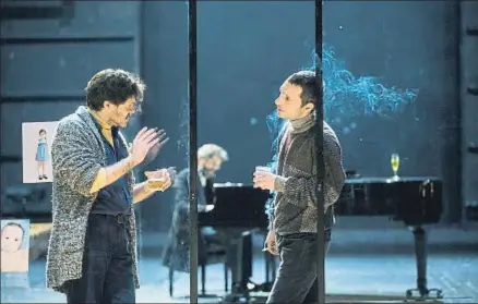  ?? ROS RIBAS ?? Ivan Benet y Pablo Derqui, con Carles Pedragosa al piano, en una escena de L’ànec salvatge